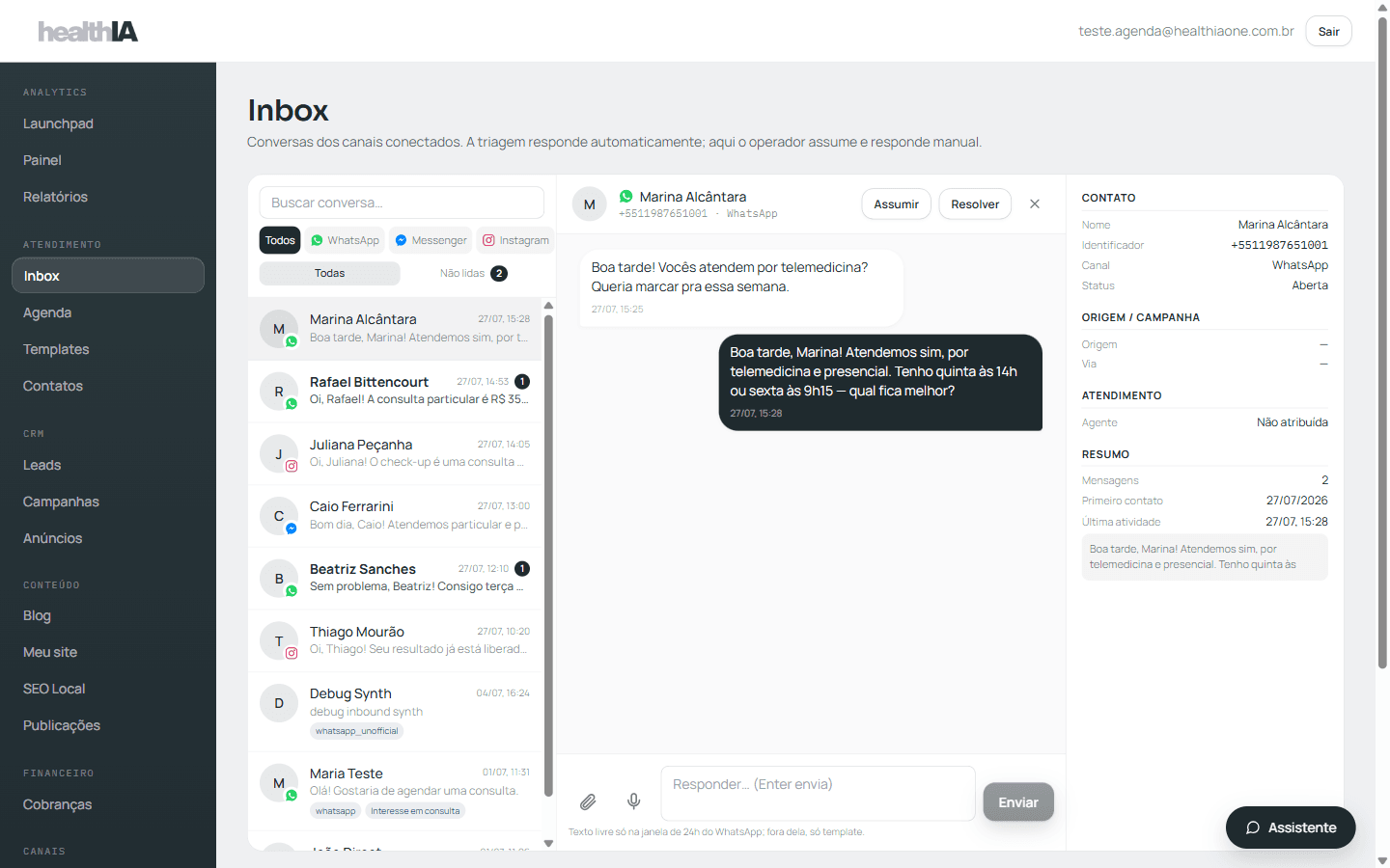 Tela real do Inbox do Healthia: conversas de WhatsApp, Instagram e Messenger numa lista única, com a conversa aberta no centro e a ficha do contato ao lado